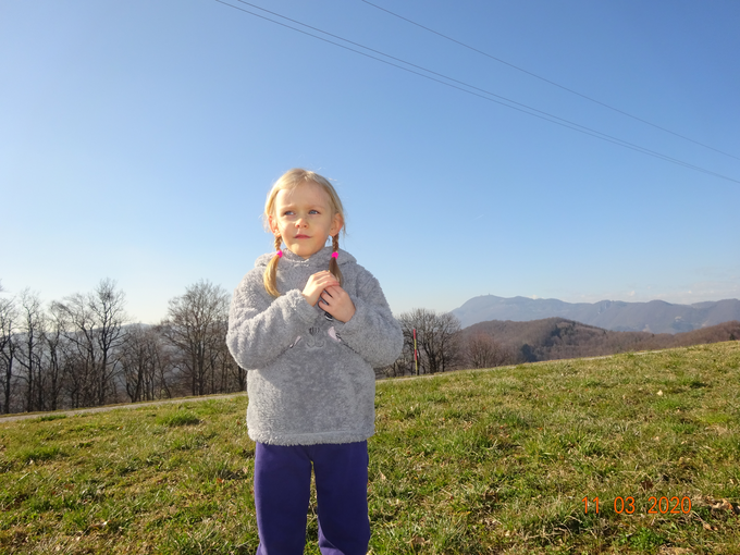 Lina postaja čedalje bolj zvedava in se vse bolj vključuje v vsa opravila, ki jo zanimajo, pa naj bo to doma ali zunaj. | Foto: Mirjana Šukelj