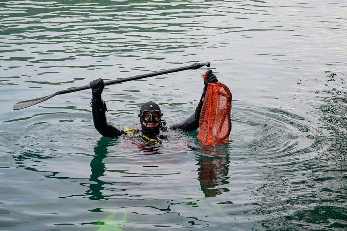 Bled, čistilna akcija, blejsko jezero, potapljači | Ker je Bled z jezerom kot ena glavnih slovenskih turističnih atrakcij podvržen precejšnjemu onesnaževanju, z namenom izboljšanja ekološkega stanja jezera čistilna akcija poteka že tri desetletja. | Foto Spar