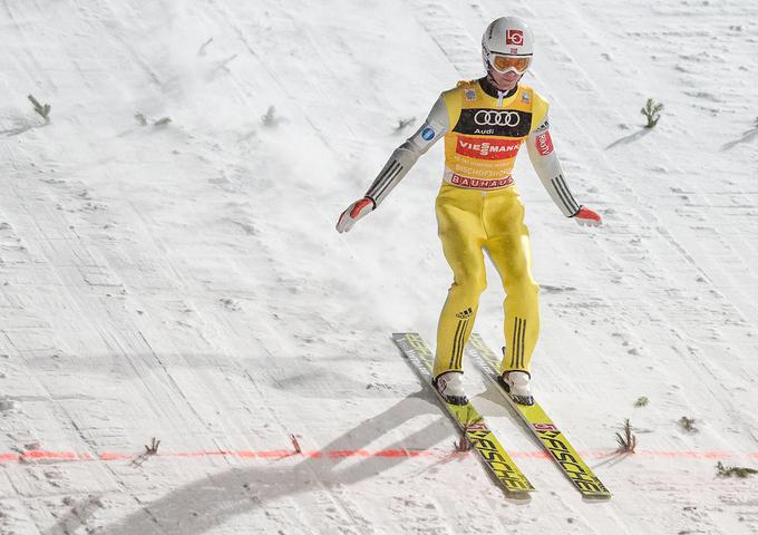 Vodilnemu v svetovnem pokalu in boju za zlatega orla na novoletni turneji Danielu Andreju Tandeju se je kvalifikacijski skok ponesrečil. | Foto: Sportida