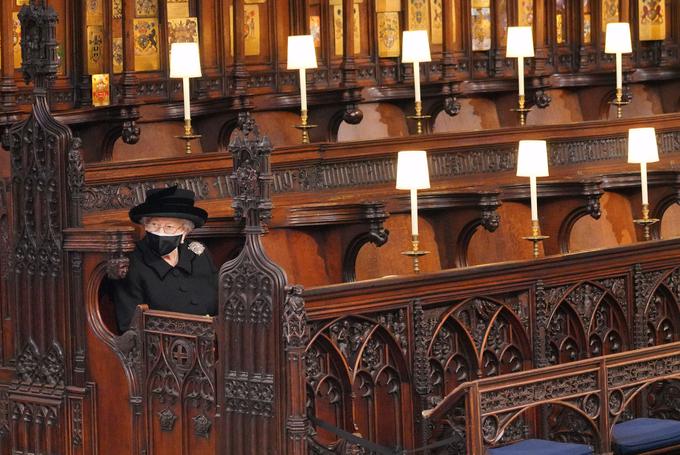 Žalostna fotografija 94-letne kraljice, ki je morala sama spremljati pogreb svojega moža. | Foto: Reuters