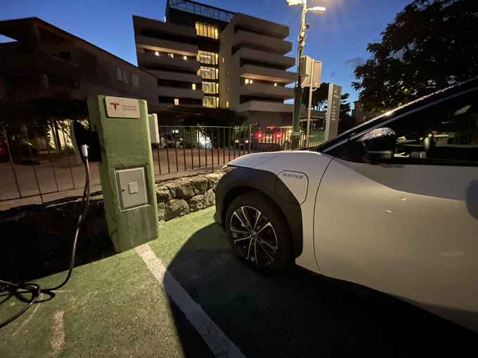 Dokaj redki turistični objekti na Hrvaškem imajo svoje električne polnilnice. | Foto: Gregor Pavšič