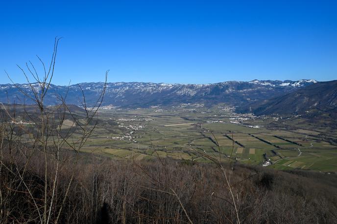 Kejcl in Sv. Socerb | Pogled od cerkvice Sv. Socerb na Vipavsko dolino proti robu Trnovskega gozda | Foto Matej Podgoršek