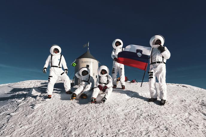 Pust Kredarica Triglav | Če ste se včeraj zarana povzpeli na Triglav, ste bili lahko priča neobičajnemu prizoru. Vrh Slovenije so namreč osvojili tudi pustni astronavti. | Foto Tjaša Štanta