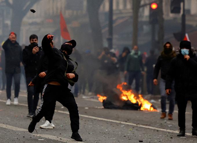 Policisti so uporabili tudi solzivec.  | Foto: Reuters