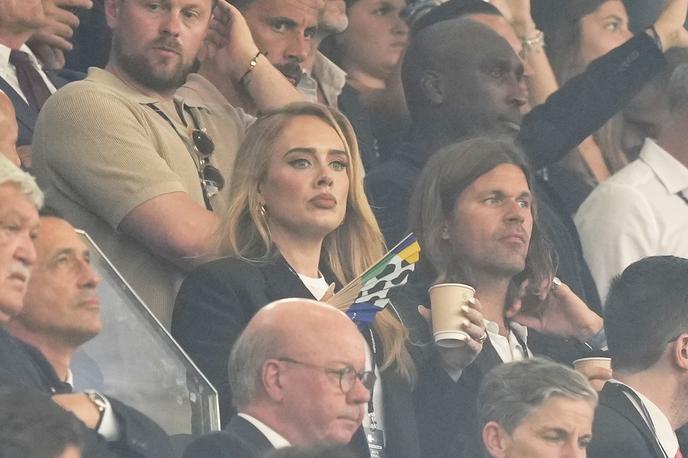 Adele. | Adele, ki bo maja dopolnila 35 let, po sedanji rezidenci v Las Vegasu ni načrtovala nastopov, zlasti ne v Evropi, a jo je ponudba enkratnega, po meri narejenega pop-up stadiona, ki bi bil zasnovan posebej za njen šov, zamikala. (Na fotografiji na evropskem nogometnem prvenstvu, na polfinalu med Nizozemsko in Anglijo v Dortmundu 10. julija) | Foto Guliverimage