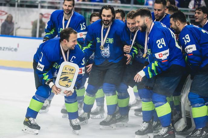 Slovenija Južna Koreja Hokej Reprezentanca | Mitja Robar je takole dvignil pokal za zmagovalce domačega svetovnega prvenstva drugega kakovostnega razreda, po katerem še ni imel odgovora, ali bo vrnitev v profesionalizem podaljšal še za eno sezono. | Foto Grega Valančič/Sportida