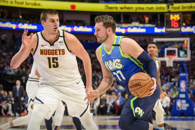 Slovenski zvezdnik Luka Dončić se bo v noči na torek drugič v tej sezoni pomeril proti Nikoli Jokiću (Denver). | Foto: Reuters