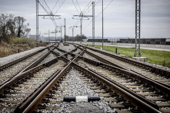 Cepitev proge na vzhodnem koncu postaje Ormož: tiri na desni so na progi proti Središču ob Dravi, Čakovcu na Hrvaškem in Veliki Kaniži na Madžarskem, odprti leta 1860, tiri na levi strani pa na progi proti Murski Soboti, ki vstopa v svoje drugo stoletje. | Foto: Ana Kovač