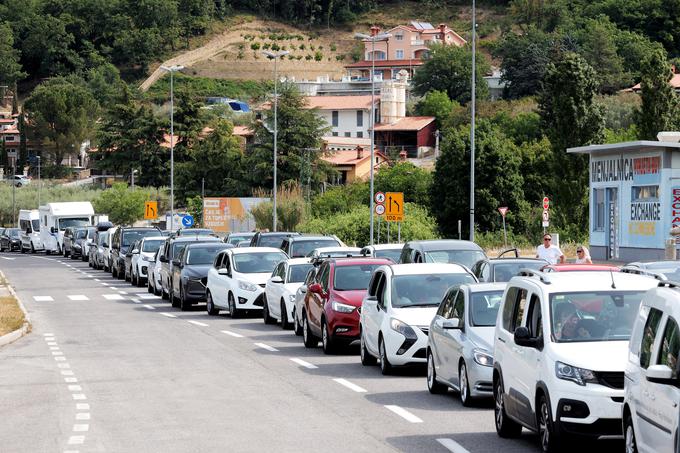 "Preverite tudi čakalne dobe in po potrebi izberite druge, manj obremenjene mejne prehode," svetujejo na Policiji. | Foto: STA ,