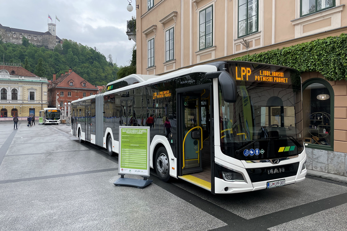 LPP novi avtobusi | Statistike kažejo, da število potnikov v javnem potniškem prometu kljub številnim pobudam za uporabo javnega prevoza in različnim vrstam vozovnic (brezplačne, subvencionirane, družinske, enotne) upada. Tako se je število potnikov v mestnem prevozu v letu 2022 v primerjavi z letom 2013 zmanjšalo za 21 odstotkov, v medkrajevnem avtobusnem prevozu za tri odstotke in v notranjem železniškem prevozu za 13 odstotkov. | Foto Ljubljanski potniški promet