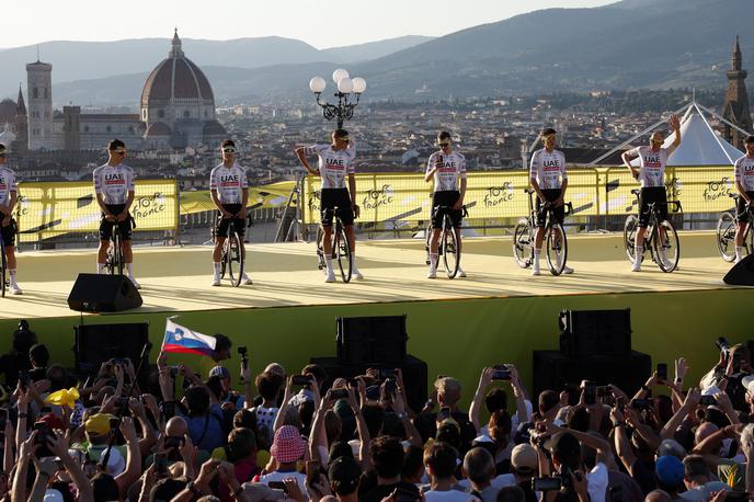 Tour Firence Tadej Pogačar UAE Emirates | Na predstavitvi ekip so se kolesarji iz središča mesta zapeljali na razgledno točko nad mestom Piazzale Michelangelo. | Foto Reuters