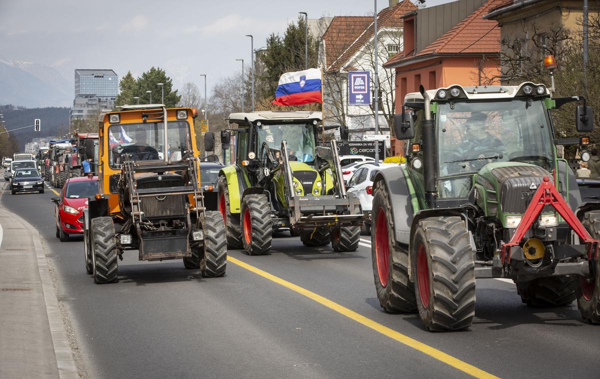 Protestni shod Sindikata kmetov Slovenije. Traktor, kmet, protest. | "Slovenski kmetje še nikoli nismo bili tako enotni kot danes. Ne zahtevamo denarja ali zamenjave ministra, temveč le zaščito slovenskega kmeta in potrošnika," je še poudaril Medved in zavrnil trditve, da za njimi stojijo politične stranke. | Foto Bojan Puhek