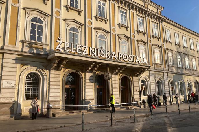 Železniška postaja Ljubljana | Janković upa, da bodo izpeljali pogajanja in izbrali najboljšega ponudnika, ker bi tako lahko začeli graditi že v naslednjem mesecu. Pravnomočno gradbeno dovoljenje so prejeli že oktobra lani. Janković je opozoril, da brez prenove osrednjega dela železniške postaje ljubljanska občina ne bo mogla izvesti nekaterih infrastrukturnih naložb na območju, npr. razširiti podvoza pri Orto baru. | Foto Rebeka Krašovec