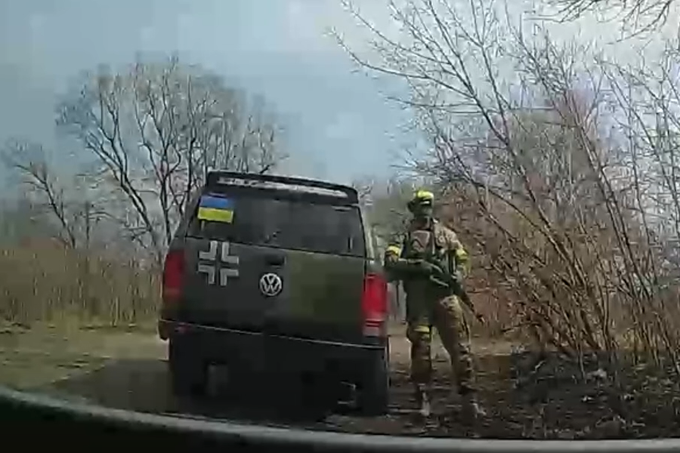 Kritiki, ki so dvomili o legitimnosti videoposnetka, so opozorili tudi na to, da je eden od domnevnih ukrajinskih vojakov, ki se ni pogovarjal z voznico, stal zelo sproščeno in s povešenim orožjem, čeprav naj bi bil videoposnetek posnet sredi aktivnega vojnega območja.  | Foto: WarGonzo