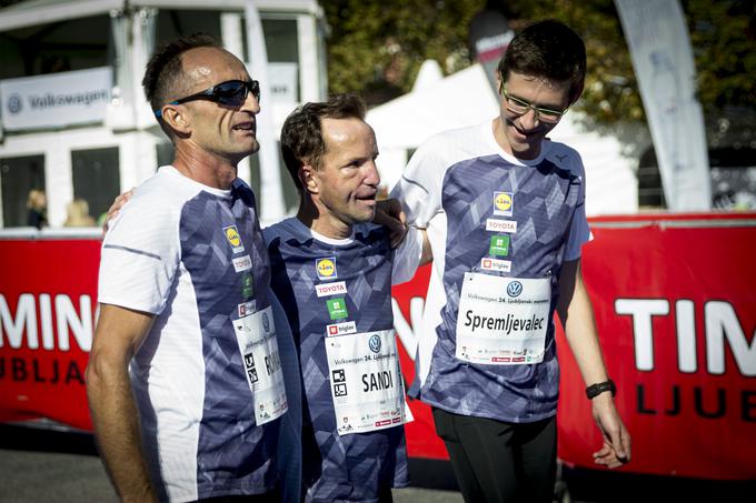 V sklopu ljubljanskega maratona sta nastopila najmanj dva vrhunska športnika, ki lovita normo za nastop na paraolimpijskih igrah v Tokiu. Sandi Novak je tekel na malem maratonu, slepi triatlonec Alen Kobilica pa na "desetki". "Če je čas okoli 1:20 in še nekaj, sem super zadovoljen," je v cilju razlagal Novak, ki se pripravlja na maraton v Dubaju, kjer bo 24. januarja poskušal doseči normo za Tokio. "Vzdušje v Ljubljani je bilo fantastično, le glasnost me malo nervira, saj sem bolj pozoren na sluh," je poudaril. "Če bi bilo nekaj stopinj hladneje, bi bilo še bolje, a ne bom se pritoževal, saj sem tekel že v slabših razmerah." | Foto: Ana Kovač