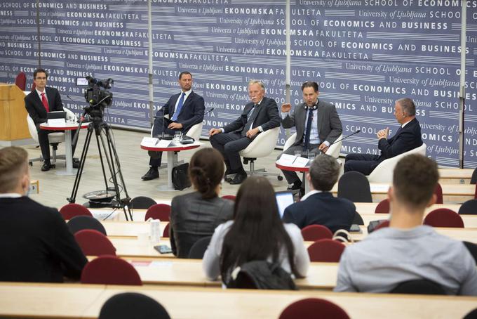 Konsolidacija je za nas realnost, je dejal predsednik uprave Nove KBM John Denhof in ocenil, da je to dobro z makroekonomskega vidika ter tudi za stranke in regulatorja.  | Foto: STA ,