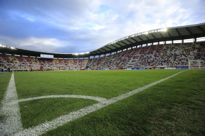 Dvoboj na Areni Toše Proeski je spremljalo okrog 10 tisoč ljubiteljev nogometa. | Foto: Reuters