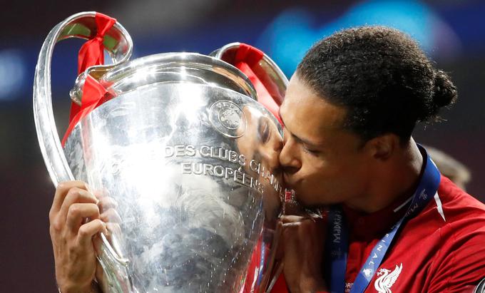 Van Dijk z velikim pokalom za naslov evropskega prvaka po finalu lige prvakov leta 2019 na stadionu Wanda Metropolitano v Madridu. | Foto: Reuters