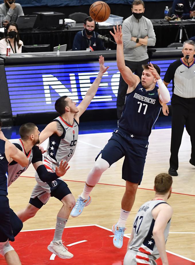 Luka Dončić je odigral dobrih 32 minut in končal dvoboj pri 26 točkah. | Foto: Reuters