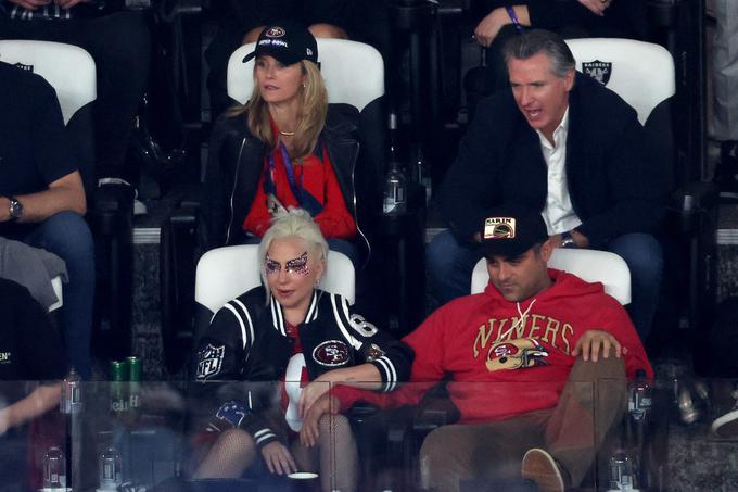 Lady Gaga z dolgoletnim partnerjem Michaelom Polanskym na letošnjem Super Bowlu LVIII, kjer sta se februarja v Las Vegasu pomerili ekipi San Francisco 49ers in Kansas City Chiefs. Zmagali so zadnji. | Foto: Profimedia