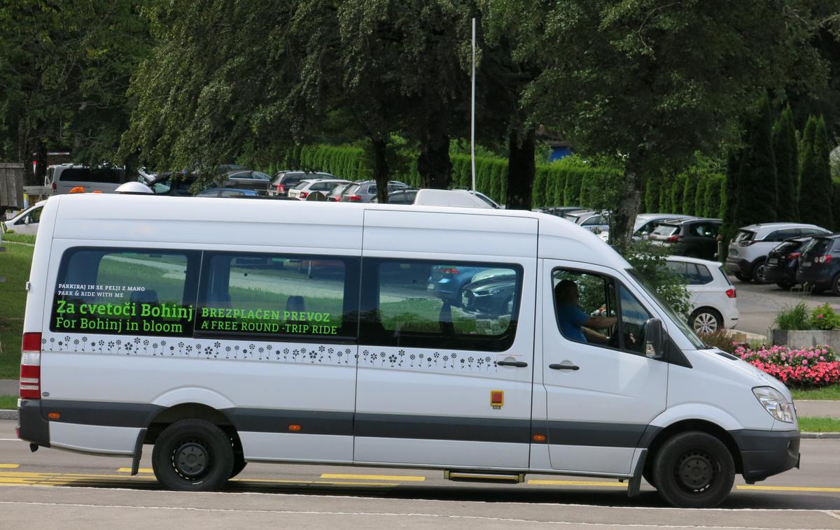 Bohinj | Zaračunavanje prevozov se bo začelo v letošnji poletni sezoni, ki bo pilotno obdobje. Na podlagi analize letošnje poletne sezone bodo po potrebi v prihodnje predlagali nove ukrepe oziroma prilagoditve, je povedal bohinjski župan Jože Sodja in dodal, da je uvedba plačljivih vozovnic glede na stroške za proračun nujna. | Foto STA