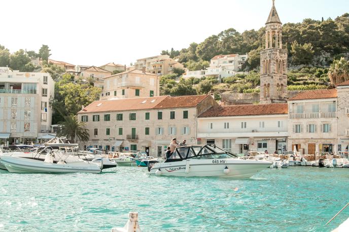 Hvar | Tridesetletnik se je ob padcu z višine hudo poškodoval.  | Foto Unsplash