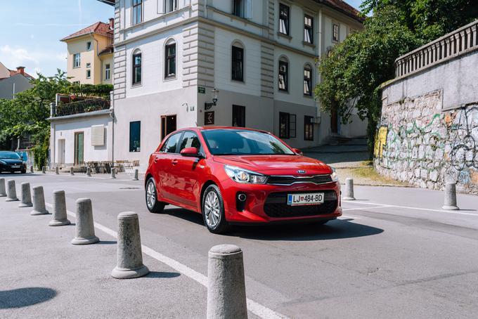 Glede vozniških pripomočkov zna rio nadzirati smer znotraj meja pasu, bdi nad zbranostjo voznika, samodejno zavira v sili in pri tem je pozoren tudi na pešce. | Foto: Kia