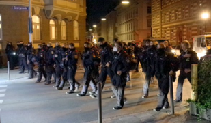 Več kot sedem tisoč mladih na zabavi na prostem, v policiste metali tudi steklenice