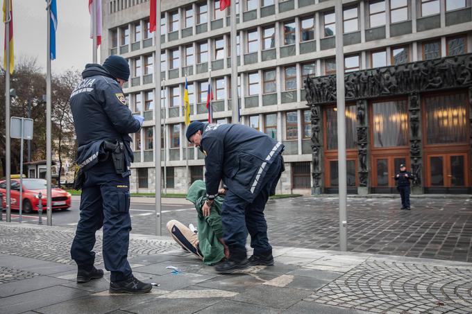 Aretacija na Trgu republike. Policija. | Foto: Kostantin Janev