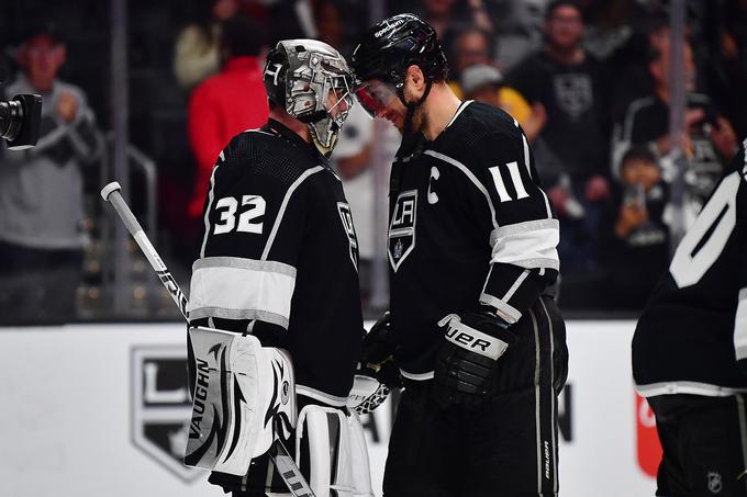 Iz šampionskih sezon 2012 in 2014 so v ekipi kraljev le še trije hokejisti, poleg Kopitarja še vratar Jonathan Quick in branilec Drew Doughty. | Foto: Reuters