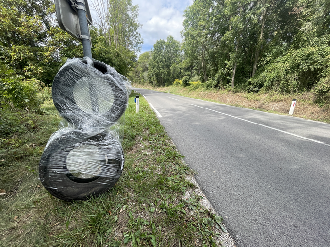 Ob progi je treba postaviti zaščitne bale in gume, ki varujejo ob morebitnih trkih v vse nepremične objekte.  | Foto: Gregor Pavšič