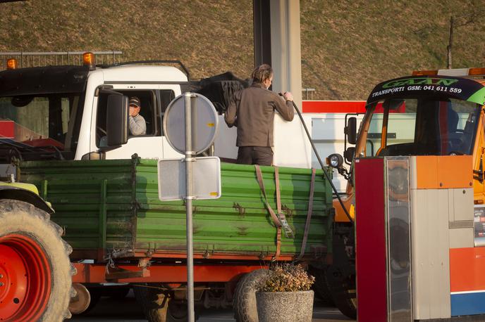 Gneča na bencinskih servisih. | Foto Bojan Puhek