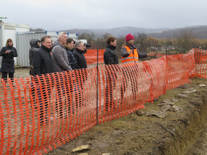 Ministrica za infrastrukturo Alenka Bratušek je ob ogledu arheoloških del na trasi drugega tira poudarila, da si želi, da se projekt izpelje za čim manj denarja. | Foto: STA ,