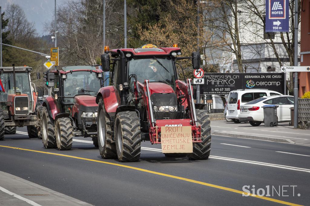 Protestni shod Sindikata kmetov Slovenije. Traktor, kmet, protest.