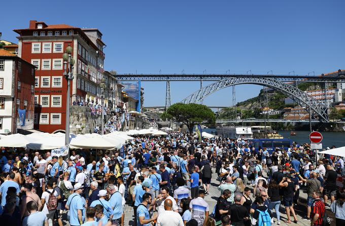 Lani so Porto preplavili navijači Chelseaja in Manchester Cityja. | Foto: Reuters