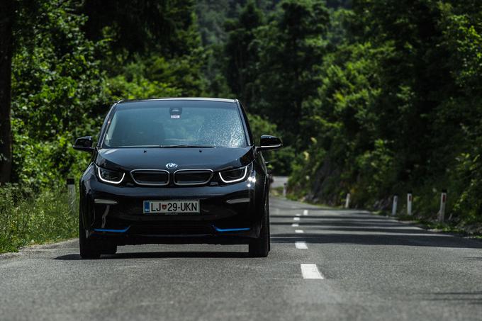 BMW je bil z električnim i3 med prvimi proizvajalci, ki so se resneje lotili področja električnih avtomobilov. Toda drugih vozil nato ni bilo, i3 tudi ne bo dobil neposrednega naslednika oziroma drugo generacijo. Čez dve leti pri BMW napovedujejo električnega i4. | Foto: Gašper Pirman