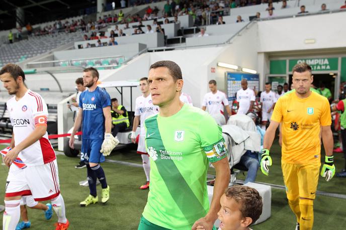 Olimpija Trenčin 2016 | Ko je Darijan Matić leta 2016 takole popeljal soigralce na začetek dvoboja med Olimpijo in Trenčinom, si niti v najhujših sanjah ni mogel predstavljati, da bodo zmaji po 32 minutah zaostajali že z 0:4. | Foto Aleš Fevžer