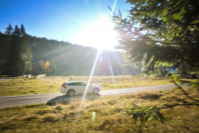 Samo dve vrsti kupcev volva sta: tisti, ki jim je zares všeč, in tisti, ki jim niso všeč (dražji) nemški avtomobili. Velja tudi za V60 CC, ki se z zunanjimi merami postavlja neposredno ob bok Audijevemu A4 allroadu. | Foto: Ciril Komotar