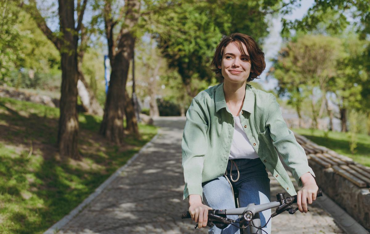 dekle, ženska, kolesarjenje, kolo | Foto Shutterstock