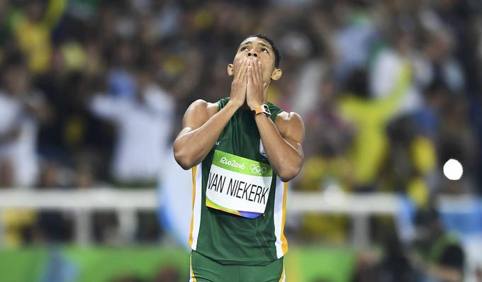 Wayde van Niekerk ni mogel verjeti, kaj mu je uspelo. Popravil je svetovni rekord legendarnega Michaela Johnsona. | Foto: Reuters