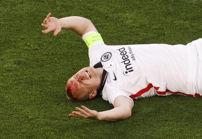 Sebastian Rode je v peti minuti obležal. | Foto: Reuters