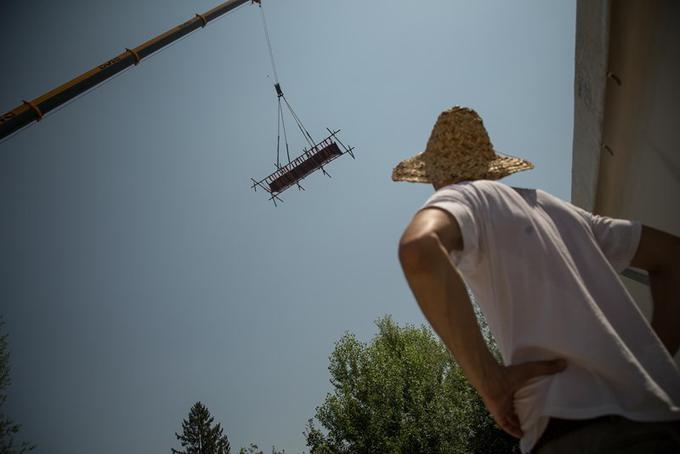 Sklepna faza dviga deblaka iz vode na kopno. | Foto: 