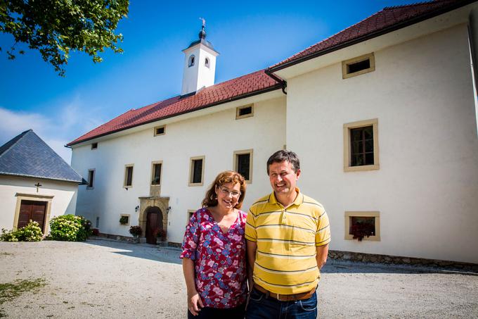 Petra in Peter Pirnat vrata svojega doma odpirata tudi za obiskovalce, ki si lahko tam ogledajo muzej pohištva in drugih elementov notranje opreme vse od 17. stoletja. Najpogosteje pa organizirata poroke. | Foto: Vid Ponikvar