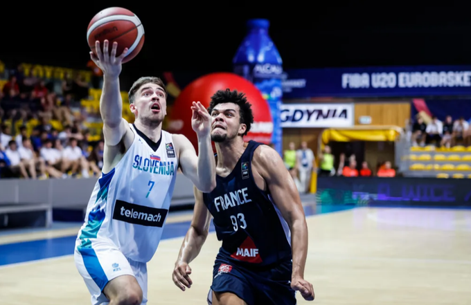 Urban Klavžar je bil za svoje predstave uvrščen v najboljšo peterko turnirja. | Foto: FIBA