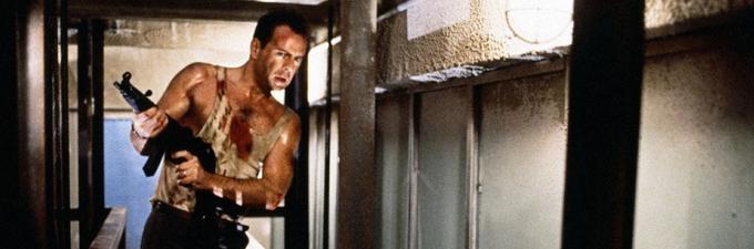 Božično zabavo poslovne stolpnice podjetja Nakatomi prekine skupina teroristov, ki jo vodi Hans Gruber (Alan Rickman). Newyorški detektiv John McClane postane edino upanje majhne skupine talcev, med katerimi je tudi njegova odtujena žena. | Foto: 