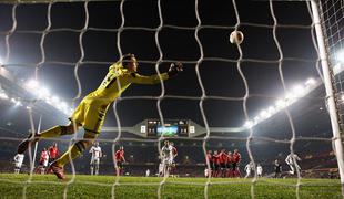 Jan Oblak za trenutek izgubil zavest, zdaj je v bolnišnici