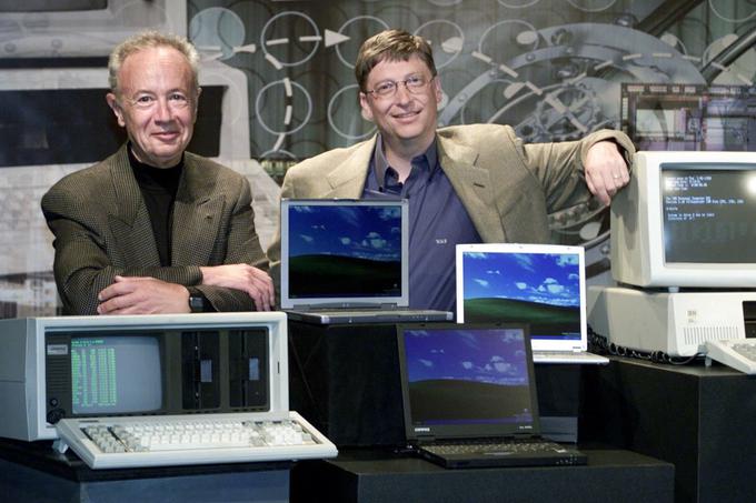 Fotografija iz leta 2001, ki morda najbolje povzame zlato obdobje partnerstva med Microsoftom in Intelom. Bill Gates, ustanovitelj in nekdanji predsednik Microsofta, ter nekdanji direktor Intela Andy Grow se družita ob več generacijah osebnih računalnikov. V sredini novejši prenosniki, ki jih poganjajo procesorji Intel, nameščeno pa imajo Microsoftovo programsko opremo Windows. | Foto: Reuters