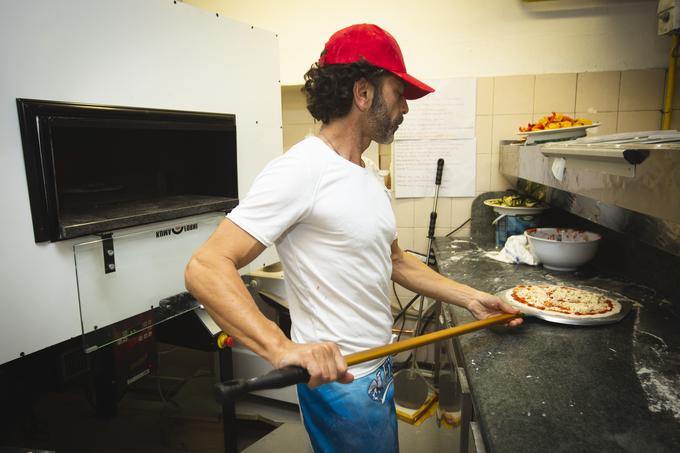 Luca pravi, da če je pica pretežka za želodec, ni najbolj zdrava. | Foto: Bojan Puhek