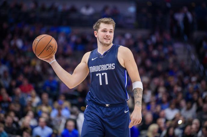 Luka Dončić | Forbes je julija letos poročal, da naj bi EA Sports, velikan industrije videoiger, Luki Dončiću ponudil mesto na naslovnici svoje serije košarkarske igre NBA Live. Beseda je takrat sicer tekla o igri NBA Live 20 za osebne računalnike in igralne konzole, ki jo je EA Sports sicer preklical, ni pa pozabil na Dončića - ta je postal obraz mobilne različice NBA Live. | Foto Reuters