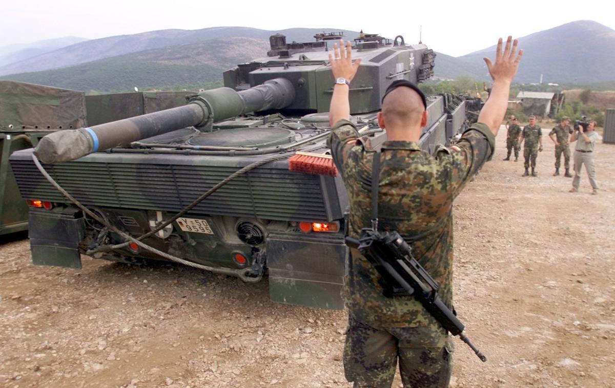 Leonardo II tank | Italijanski Leonardo in nemški Rheinmetall, ki ima v Italiji na petih lokacijah že tri podružnice s približno 1.400 zaposlenimi, sta največji orožarski podjetji v Evropi. Projekt o ustanovitvi skupnega podjetja je bil javnosti prvič predstavljen julija. | Foto Guliverimage